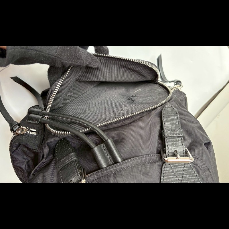 Burberry 黑帆布三口袋後背背包-18