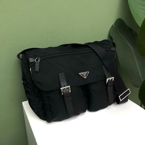 Prada普拉達黑色降落傘布 郵差包 尺寸約32x25