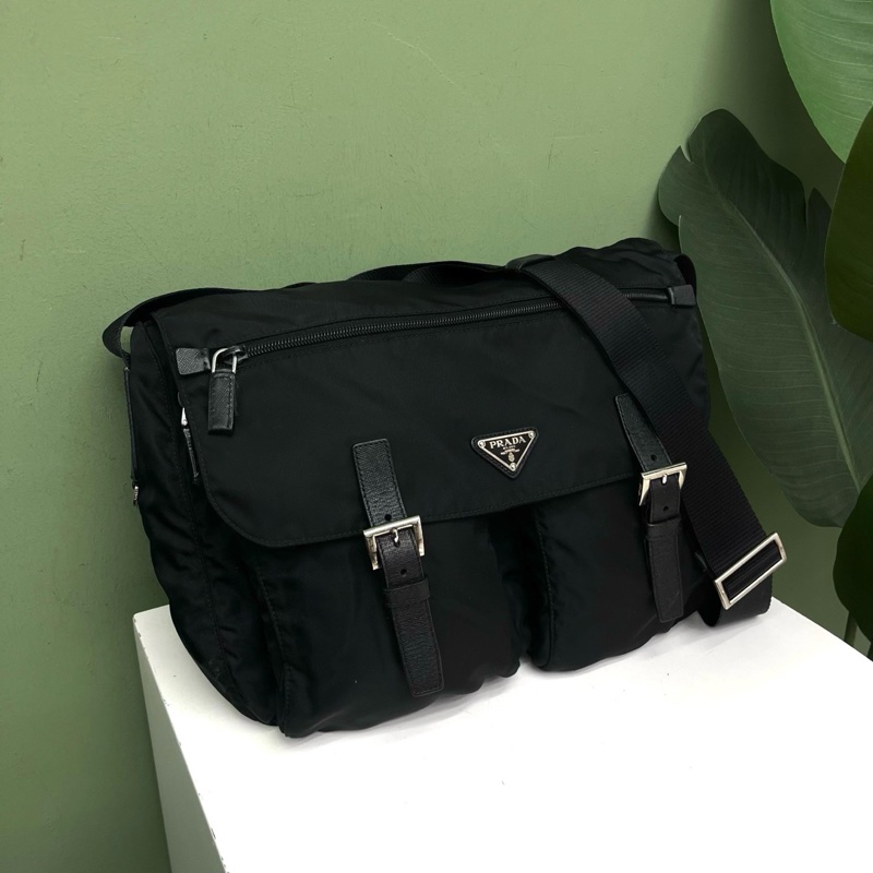 Prada普拉達黑色降落傘布 郵差包 尺寸約32x25-0