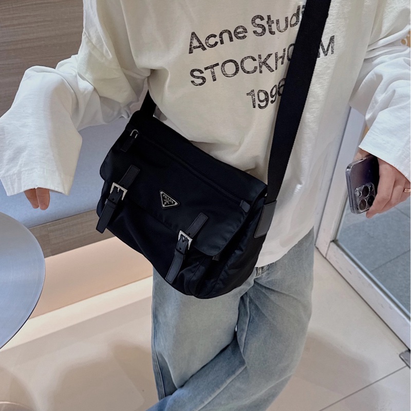 Prada普拉達黑色降落傘布 郵差包 尺寸約32x25-1