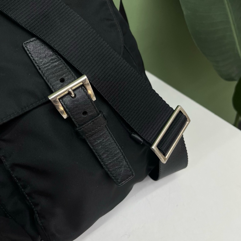 Prada普拉達黑色降落傘布 郵差包 尺寸約32x25-11