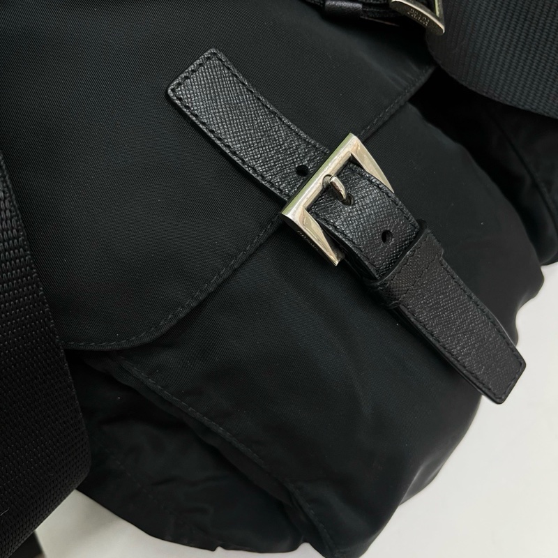 Prada普拉達黑色降落傘布 郵差包 尺寸約32x25-15