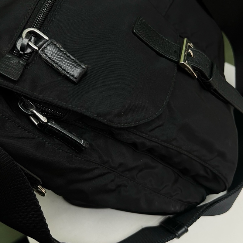 Prada普拉達黑色降落傘布 郵差包 尺寸約32x25-16