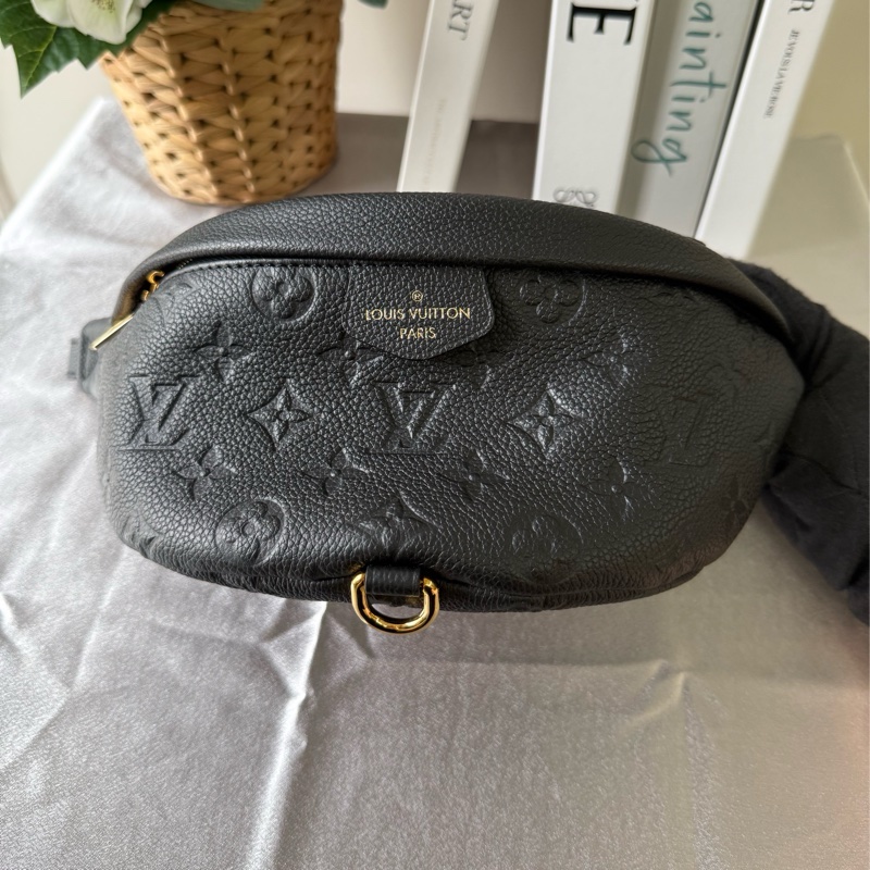 平台最低價櫃上新款✨LV路易威登LOUIS VUITTON BUMBAG 全黑色皮革壓紋logo 腰包胸包-1