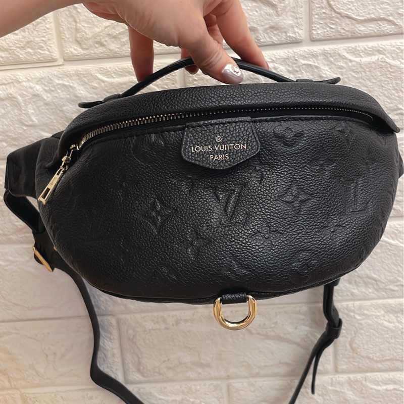 平台最低價櫃上新款✨LV路易威登LOUIS VUITTON BUMBAG 全黑色皮革壓紋logo 腰包胸包-4