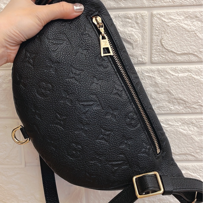 平台最低價櫃上新款✨LV路易威登LOUIS VUITTON BUMBAG 全黑色皮革壓紋logo 腰包胸包-5