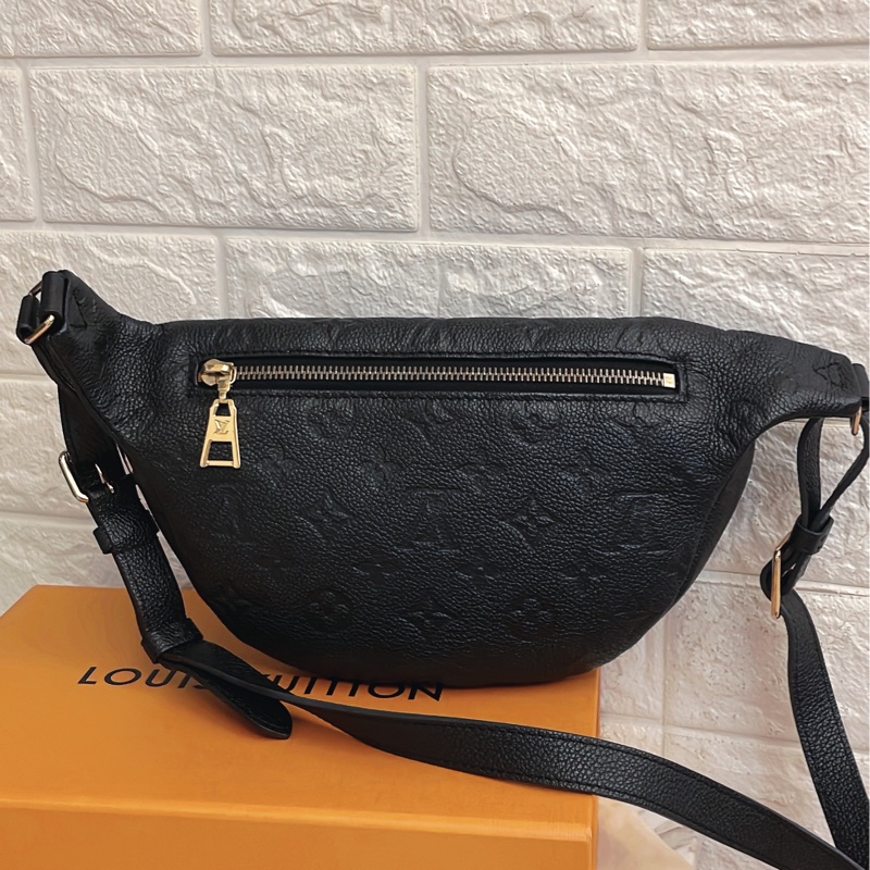 平台最低價櫃上新款✨LV路易威登LOUIS VUITTON BUMBAG 全黑色皮革壓紋logo 腰包胸包-6