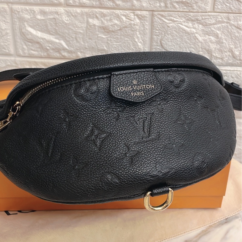 平台最低價櫃上新款✨LV路易威登LOUIS VUITTON BUMBAG 全黑色皮革壓紋logo 腰包胸包-7