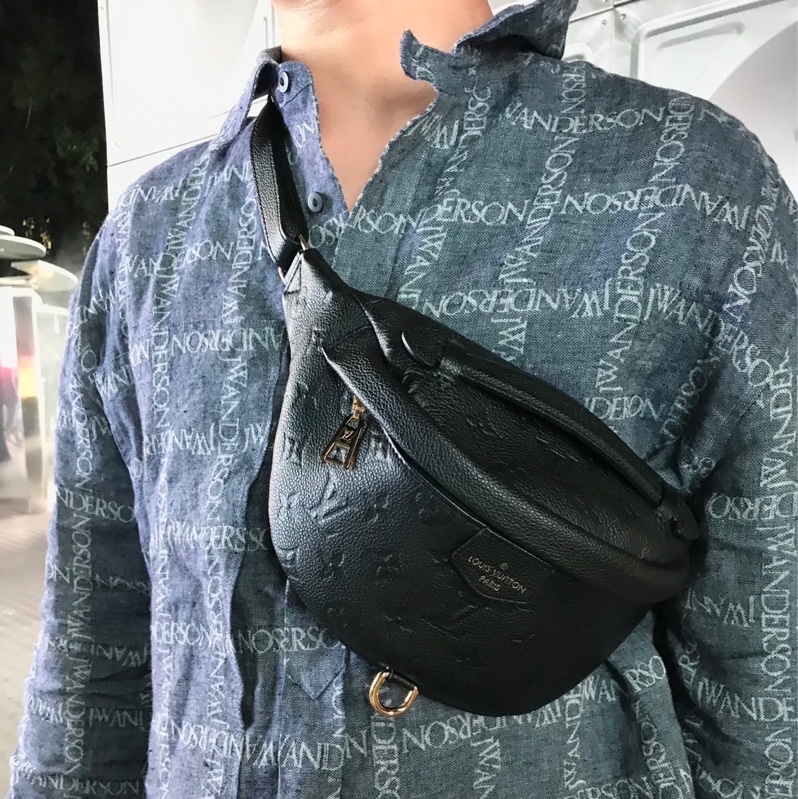 平台最低價櫃上新款✨LV路易威登LOUIS VUITTON BUMBAG 全黑色皮革壓紋logo 腰包胸包-9