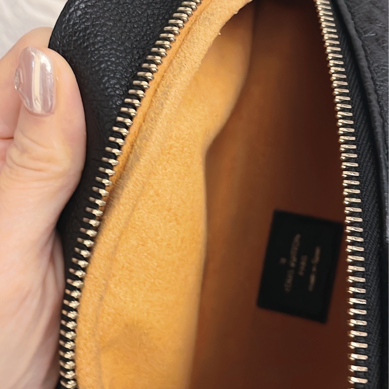 平台最低價櫃上新款✨LV路易威登LOUIS VUITTON BUMBAG 全黑色皮革壓紋logo 腰包胸包-14