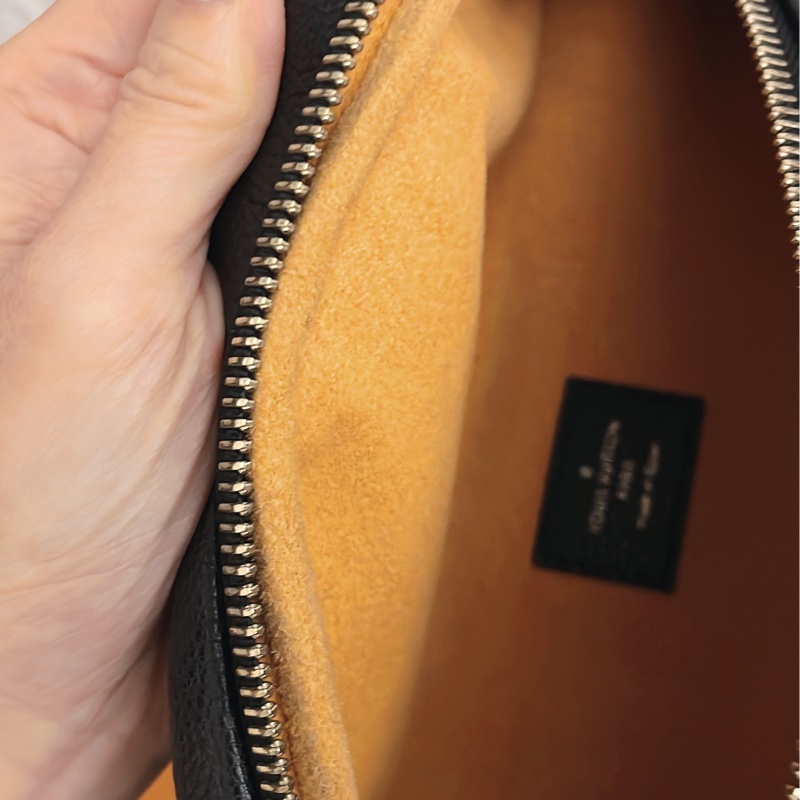 平台最低價櫃上新款✨LV路易威登LOUIS VUITTON BUMBAG 全黑色皮革壓紋logo 腰包胸包-15