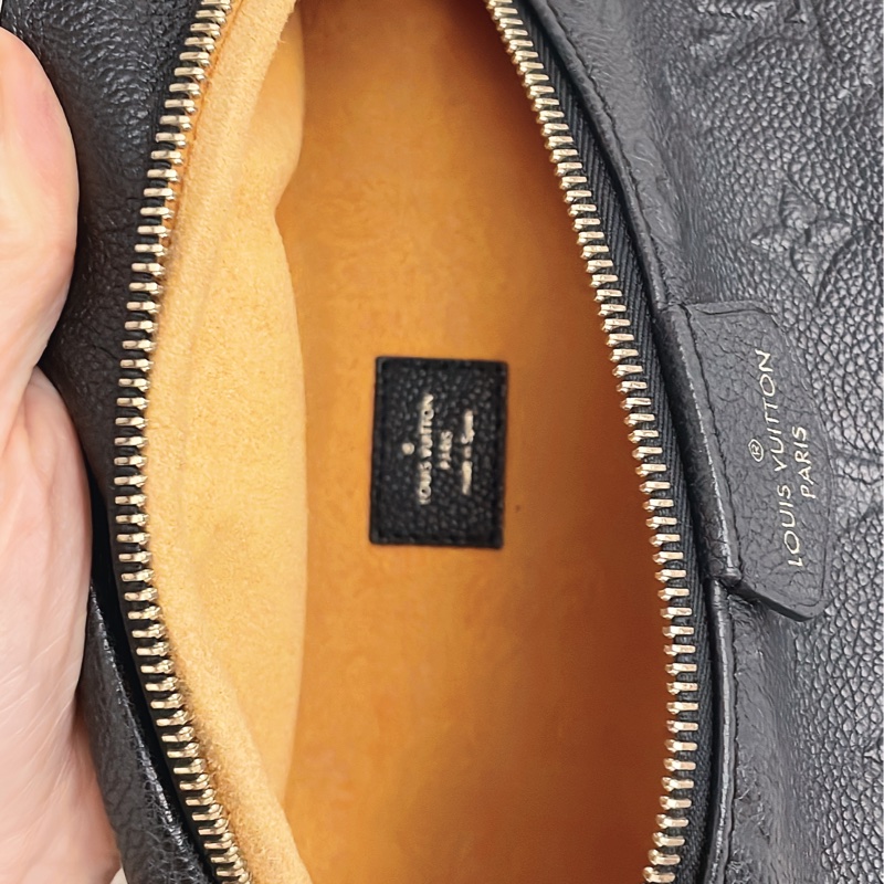 平台最低價櫃上新款✨LV路易威登LOUIS VUITTON BUMBAG 全黑色皮革壓紋logo 腰包胸包-16