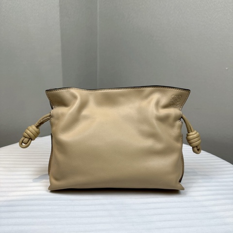 99新 羅意威/Loewe Mini Flamenco Clutch 牛皮手拿包 金色鏈條款可肩背24x9x18cm