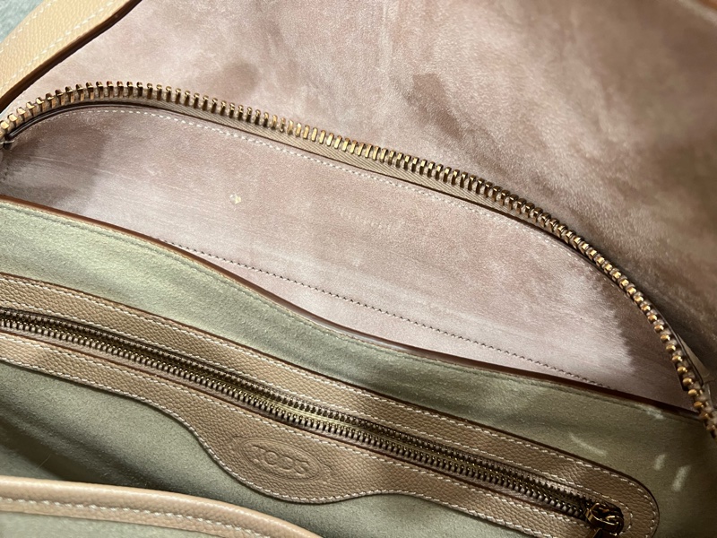 TOD’S T-Timeless 中號 T字綴飾可調整背帶小牛皮翻蓋手提包 奶茶色-12