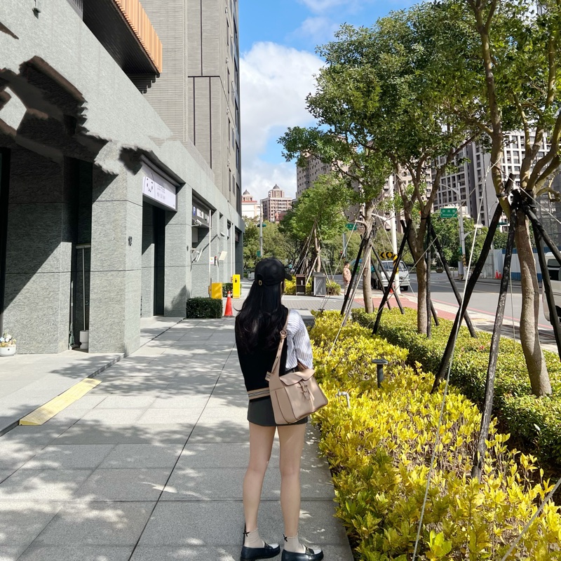 TOD’S T-Timeless 中號 T字綴飾可調整背帶小牛皮翻蓋手提包 奶茶色-18