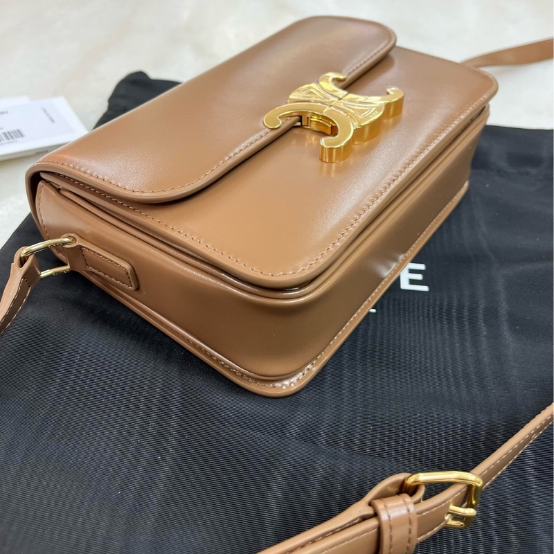 ❤️❤️CELINE 原價$29500 ^188423 BF418BU TRIOM^-1