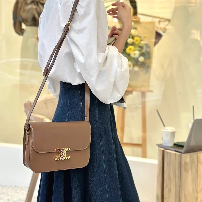 ❤️❤️CELINE 原價$29500 ^188423 BF418BU TRIOM^-3