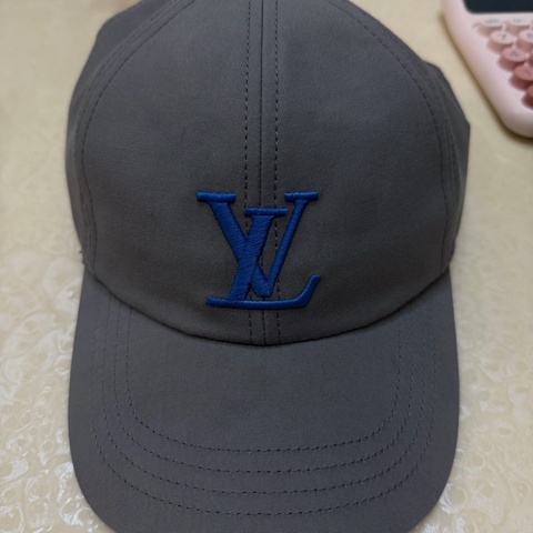 M7715M Only LV 棒球帽  Louis Vuitton LV 老花刺繡棒球帽｜灰色藍字
