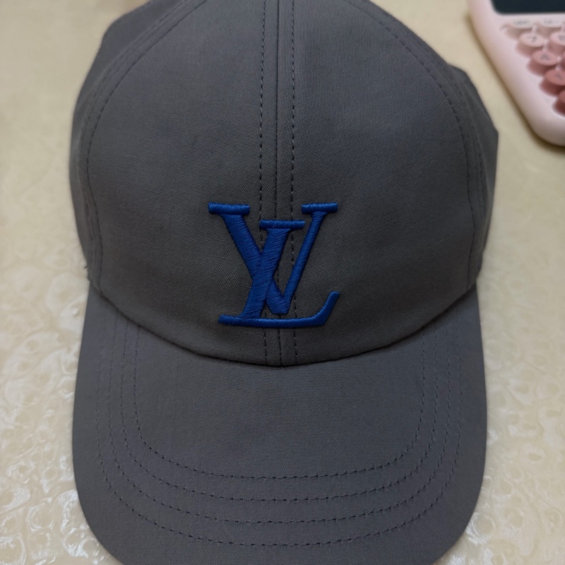 M7715M Only LV 棒球帽 Louis Vuitton LV 老花刺繡棒球帽|灰色藍字-0