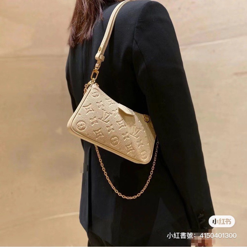 平台最低價新款✨路易威登 Louis Vuitton Easy Pouch On Strap 壓花牛皮斜背包雙肩帶麻將包(奶油白)-0