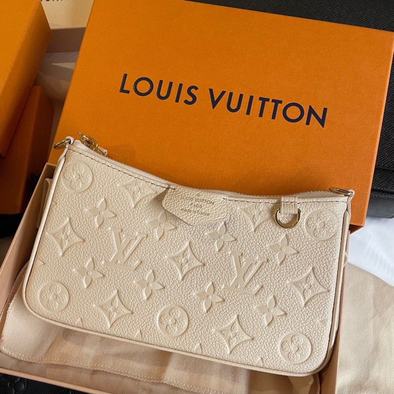 平台最低價新款✨路易威登 Louis Vuitton Easy Pouch On Strap 壓花牛皮斜背包雙肩帶麻將包(奶油白)-1