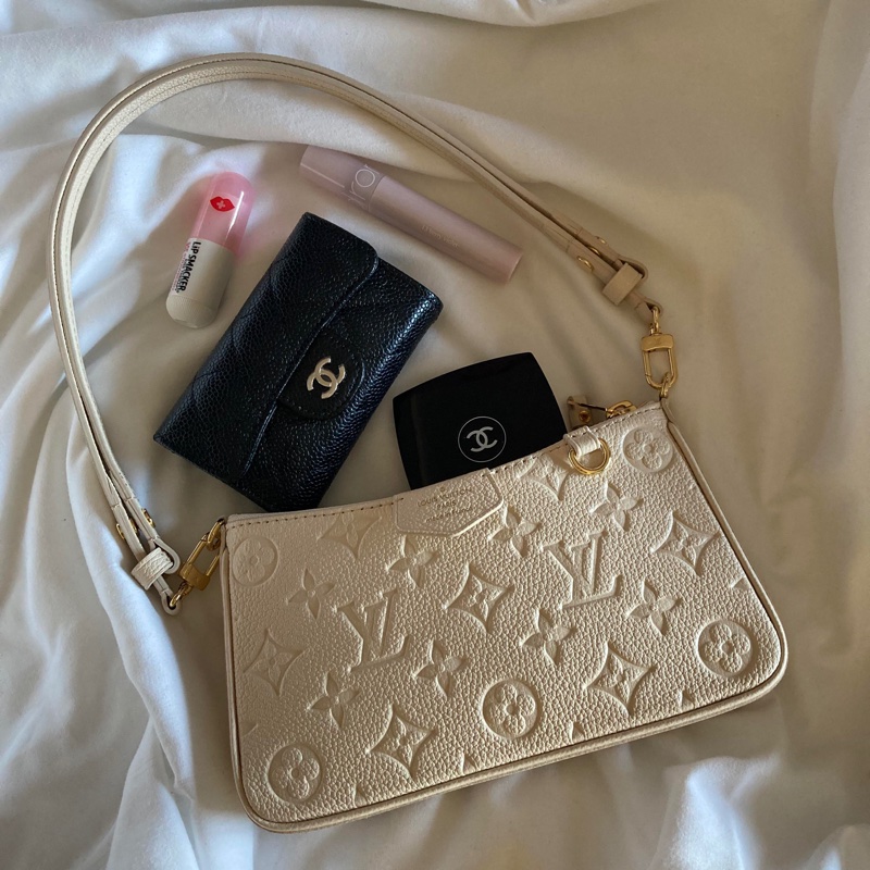 平台最低價新款✨路易威登 Louis Vuitton Easy Pouch On Strap 壓花牛皮斜背包雙肩帶麻將包(奶油白)-2