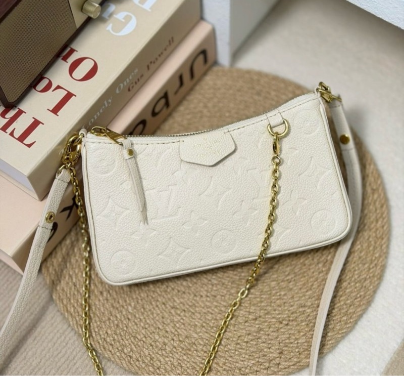 平台最低價新款✨路易威登 Louis Vuitton Easy Pouch On Strap 壓花牛皮斜背包雙肩帶麻將包(奶油白)-3