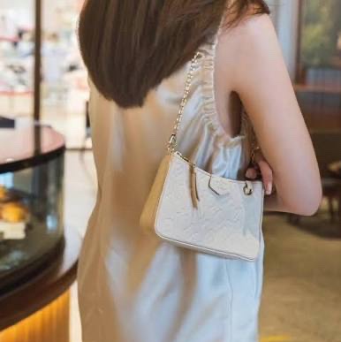 平台最低價新款✨路易威登 Louis Vuitton Easy Pouch On Strap 壓花牛皮斜背包雙肩帶麻將包(奶油白)-4