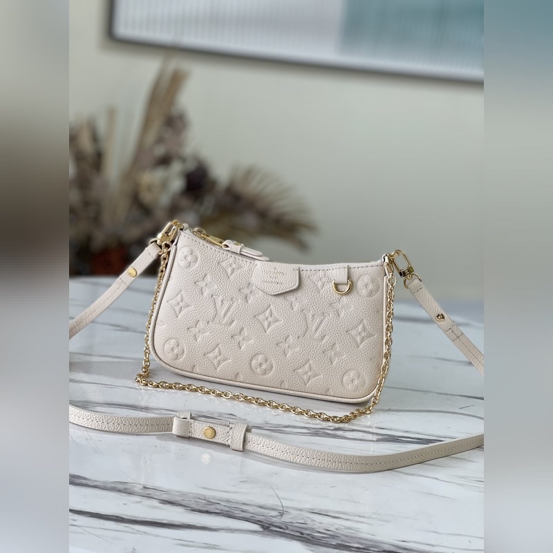 平台最低價新款✨路易威登 Louis Vuitton Easy Pouch On Strap 壓花牛皮斜背包雙肩帶麻將包(奶油白)-6