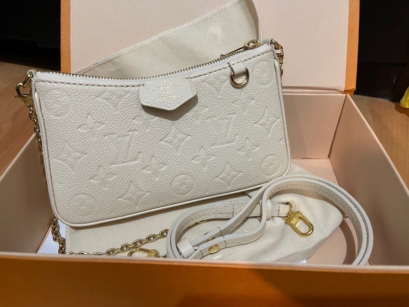 平台最低價新款✨路易威登 Louis Vuitton Easy Pouch On Strap 壓花牛皮斜背包雙肩帶麻將包(奶油白)-7