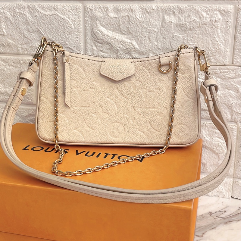 平台最低價新款✨路易威登 Louis Vuitton Easy Pouch On Strap 壓花牛皮斜背包雙肩帶麻將包(奶油白)-8