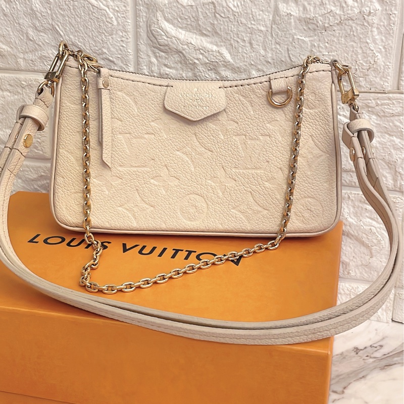 平台最低價新款✨路易威登 Louis Vuitton Easy Pouch On Strap 壓花牛皮斜背包雙肩帶麻將包(奶油白)-9