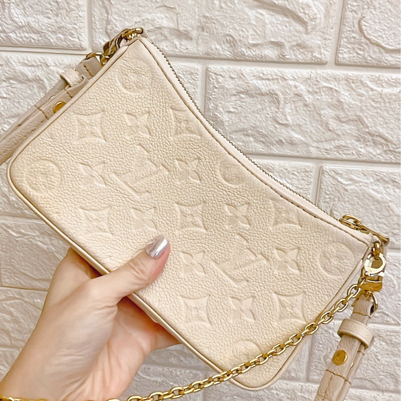 平台最低價新款✨路易威登 Louis Vuitton Easy Pouch On Strap 壓花牛皮斜背包雙肩帶麻將包(奶油白)-10