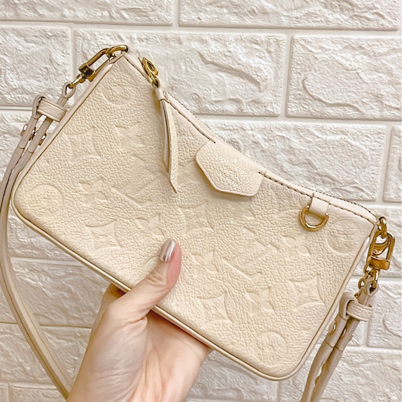 平台最低價新款✨路易威登 Louis Vuitton Easy Pouch On Strap 壓花牛皮斜背包雙肩帶麻將包(奶油白)-11