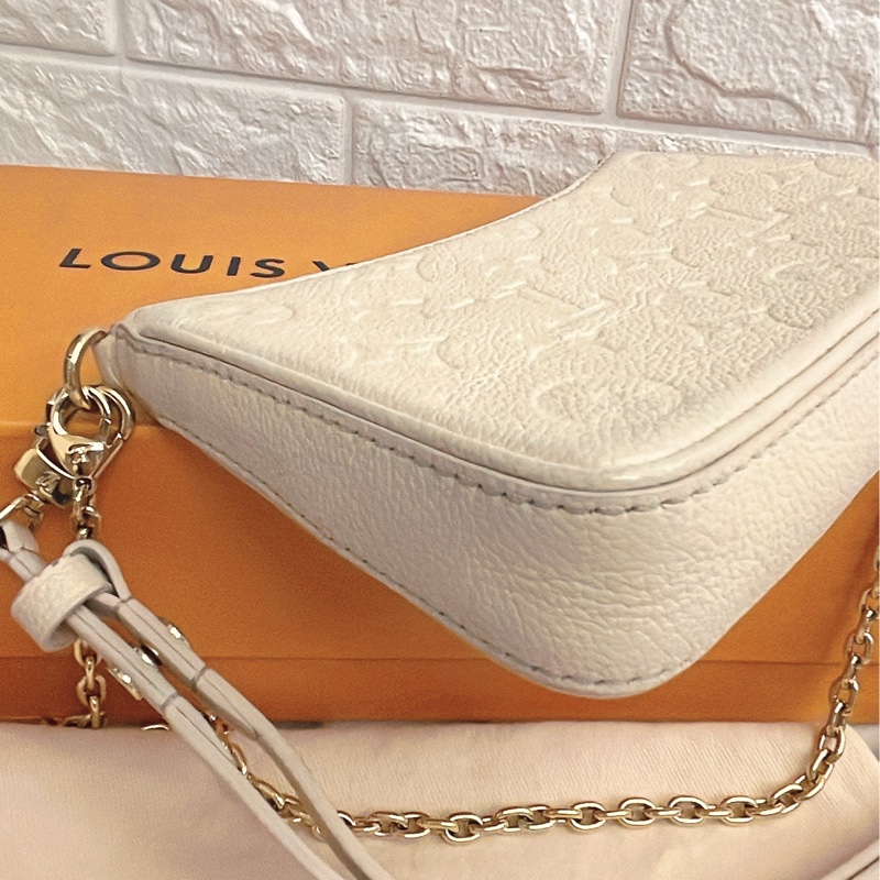 平台最低價新款✨路易威登 Louis Vuitton Easy Pouch On Strap 壓花牛皮斜背包雙肩帶麻將包(奶油白)-13