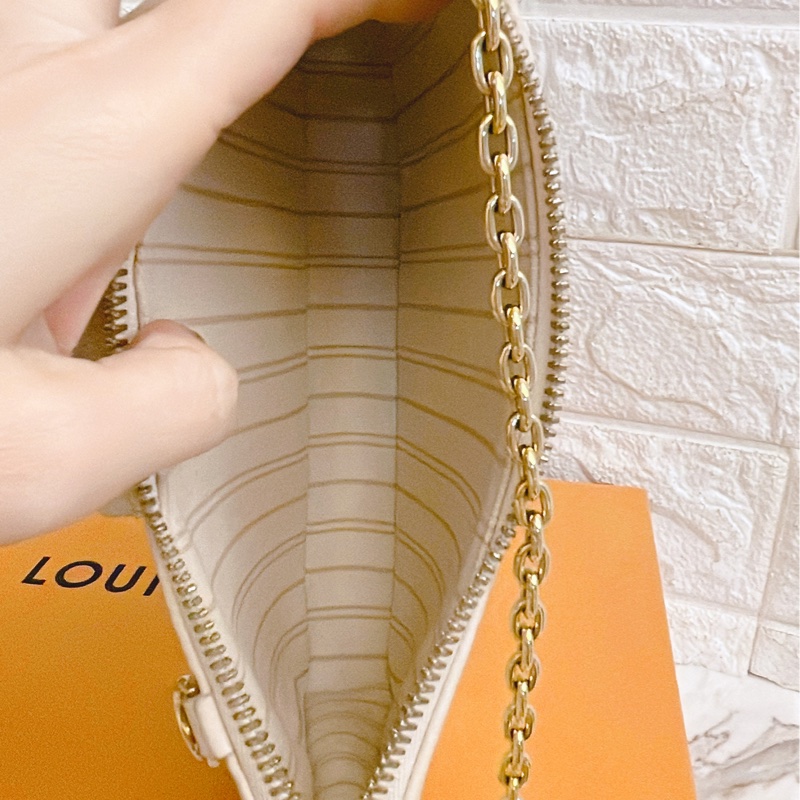 平台最低價新款✨路易威登 Louis Vuitton Easy Pouch On Strap 壓花牛皮斜背包雙肩帶麻將包(奶油白)-14