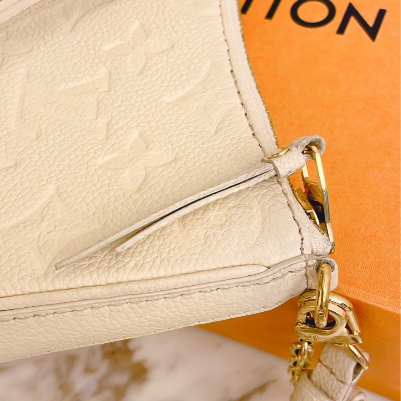 平台最低價新款✨路易威登 Louis Vuitton Easy Pouch On Strap 壓花牛皮斜背包雙肩帶麻將包(奶油白)-17