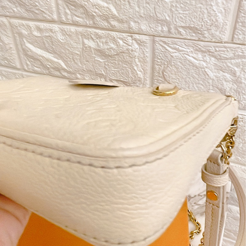 平台最低價新款✨路易威登 Louis Vuitton Easy Pouch On Strap 壓花牛皮斜背包雙肩帶麻將包(奶油白)-18