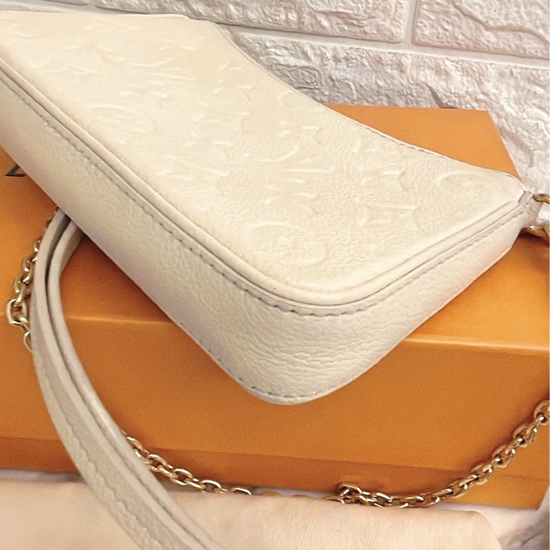 平台最低價新款✨路易威登 Louis Vuitton Easy Pouch On Strap 壓花牛皮斜背包雙肩帶麻將包(奶油白)-20