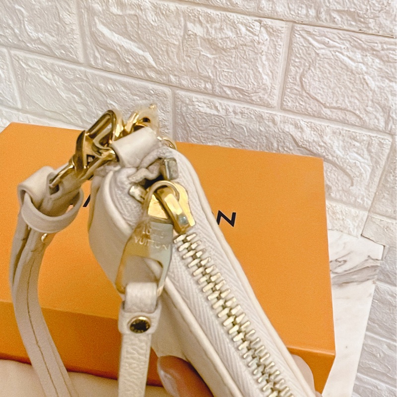 平台最低價新款✨路易威登 Louis Vuitton Easy Pouch On Strap 壓花牛皮斜背包雙肩帶麻將包(奶油白)-24