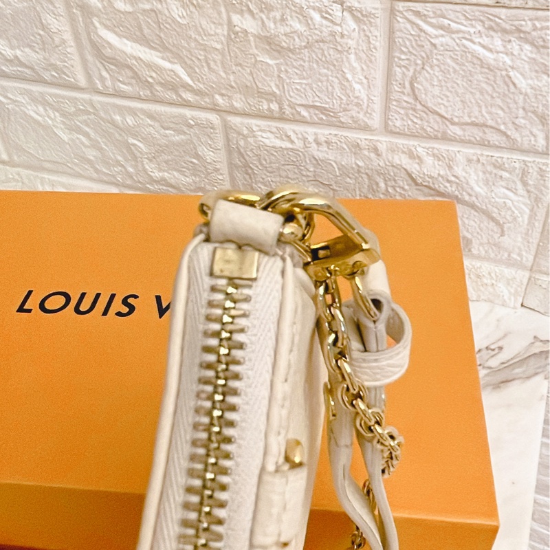平台最低價新款✨路易威登 Louis Vuitton Easy Pouch On Strap 壓花牛皮斜背包雙肩帶麻將包(奶油白)-26