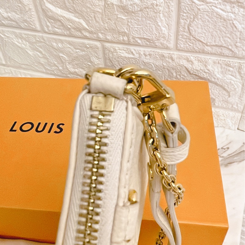 平台最低價新款✨路易威登 Louis Vuitton Easy Pouch On Strap 壓花牛皮斜背包雙肩帶麻將包(奶油白)-27