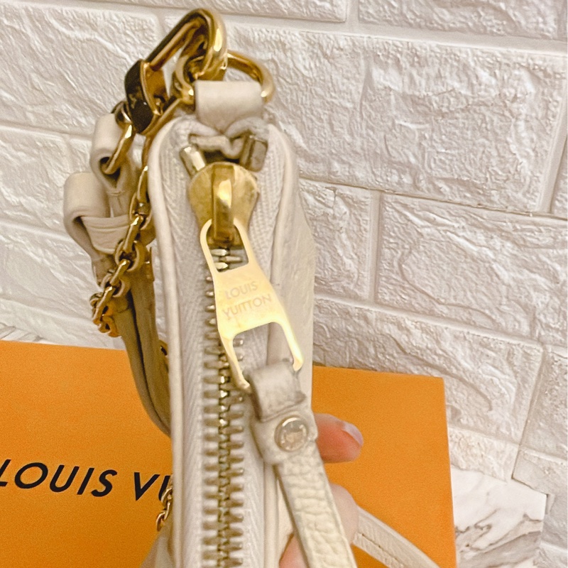 平台最低價新款✨路易威登 Louis Vuitton Easy Pouch On Strap 壓花牛皮斜背包雙肩帶麻將包(奶油白)-29