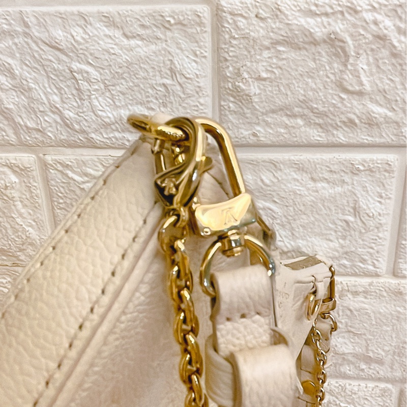 平台最低價新款✨路易威登 Louis Vuitton Easy Pouch On Strap 壓花牛皮斜背包雙肩帶麻將包(奶油白)-30