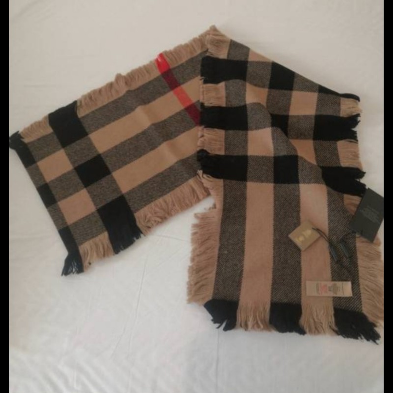 原價2萬2／全新／Burberry ／時尚女神羊毛圍巾圍脖-2