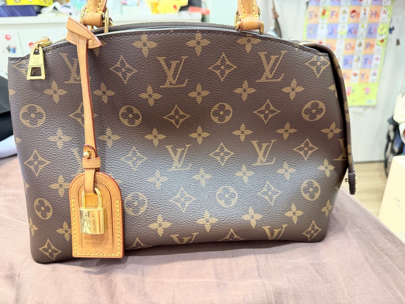 LV 經典老花鎖頭手提袋-5