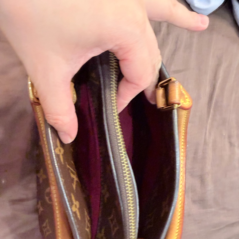 LV 經典老花鎖頭手提袋-11