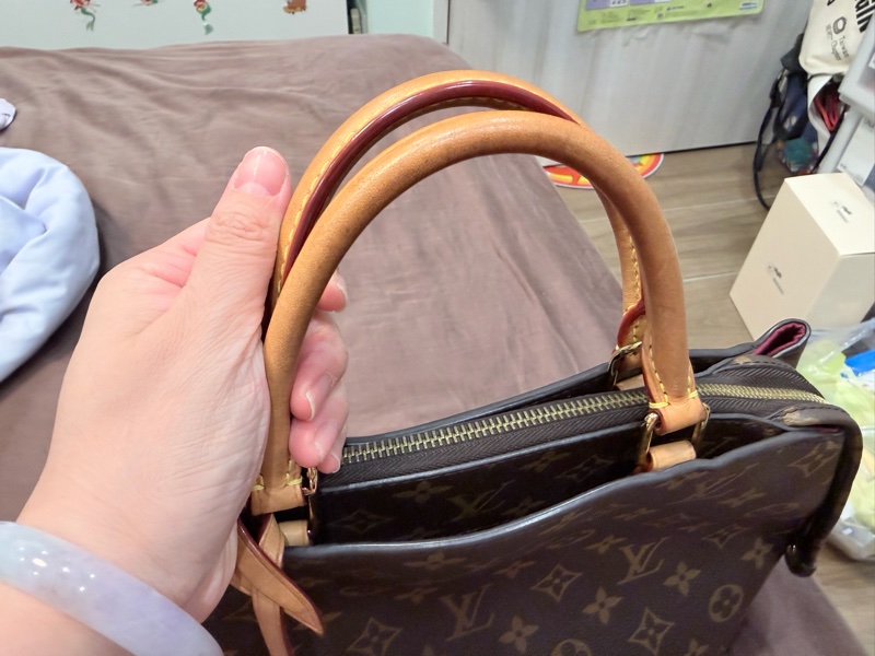 LV 經典老花鎖頭手提袋-12