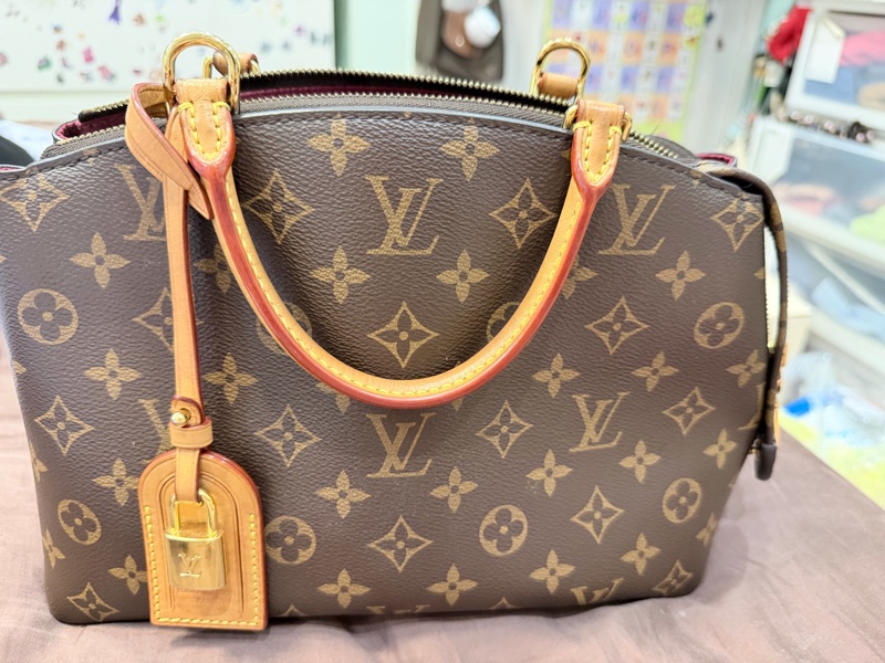 LV 經典老花鎖頭手提袋-14