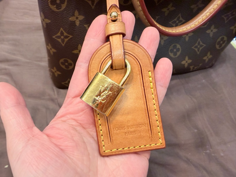 LV 經典老花鎖頭手提袋-16